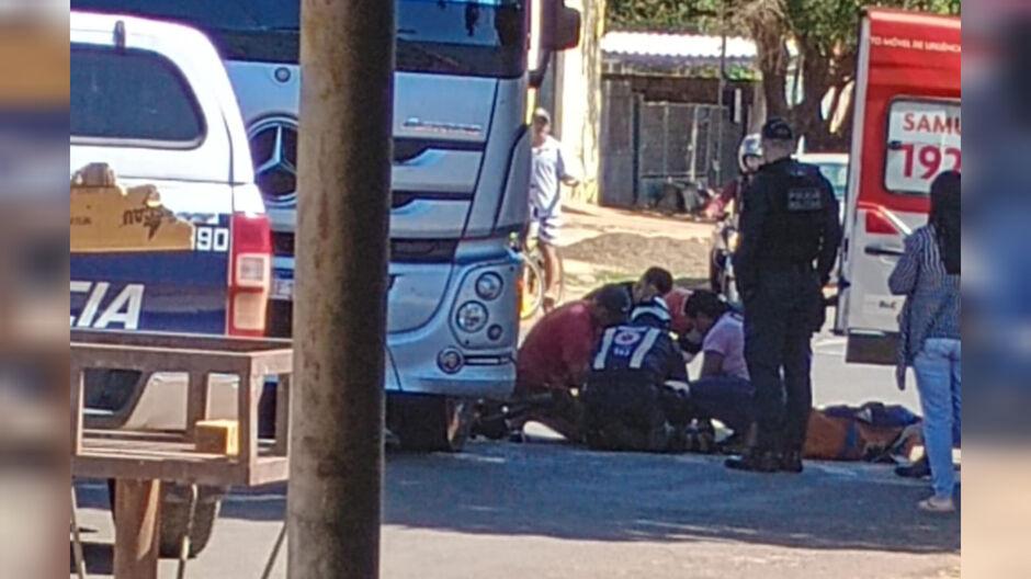 Crianças são atingidas por carreta e uma delas sofre fratura exposta em Aquidauana-MS