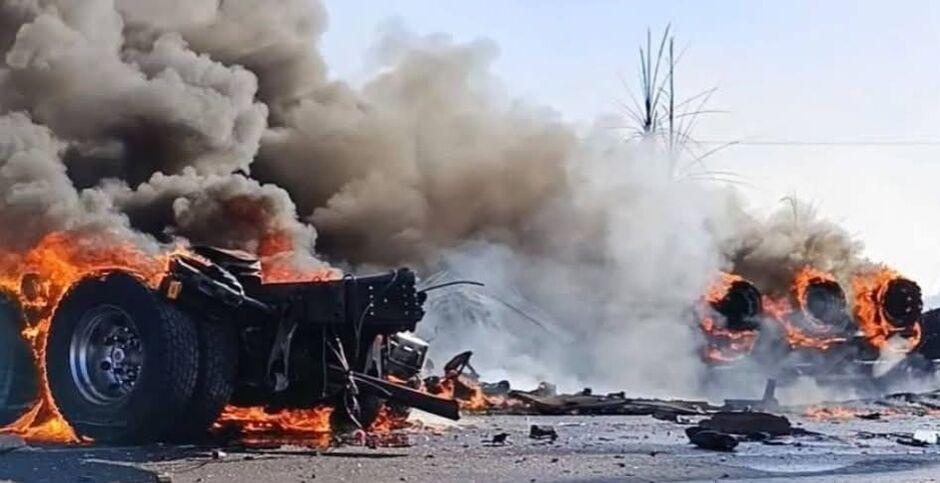 Duas pessoas morrem durante explosão após batida entre caminhões na BR-267  