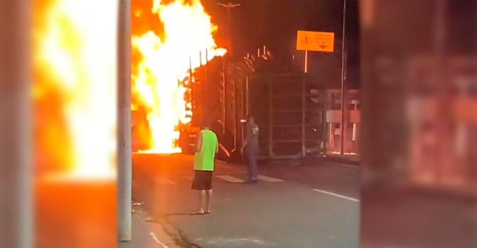 Fogo atinge e destrói carreta com eucalipto no Centro de Água Clara-MS