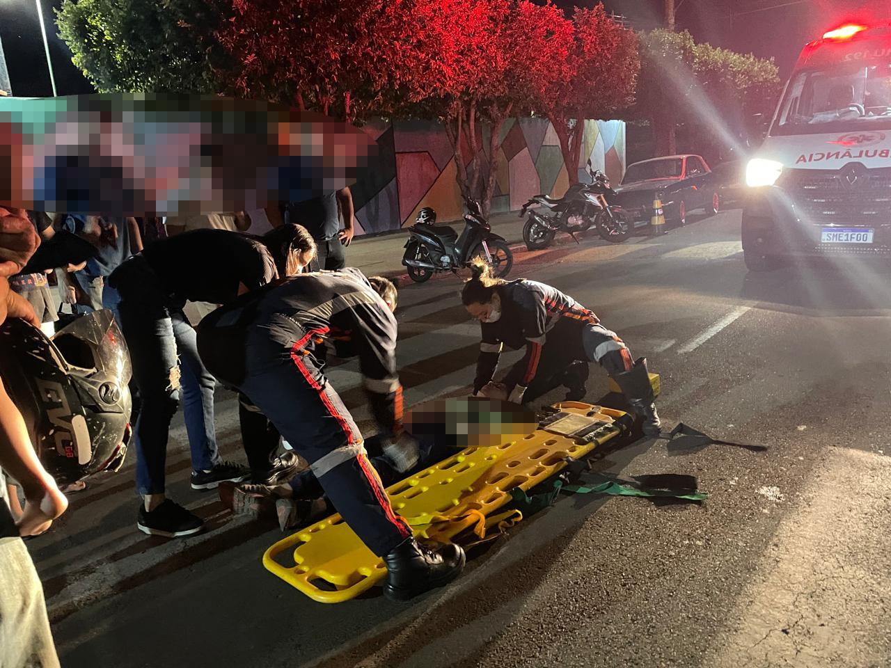 Garoto de 11 anos sofre queda de motocicleta em frente à escola em Três Lagoas e é socorrido pelo SAMU