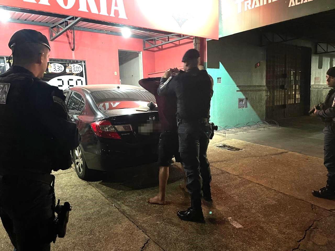 Homem em surto invade conveniência no bairro Santos Dumont ll e diz estar sendo perseguido
