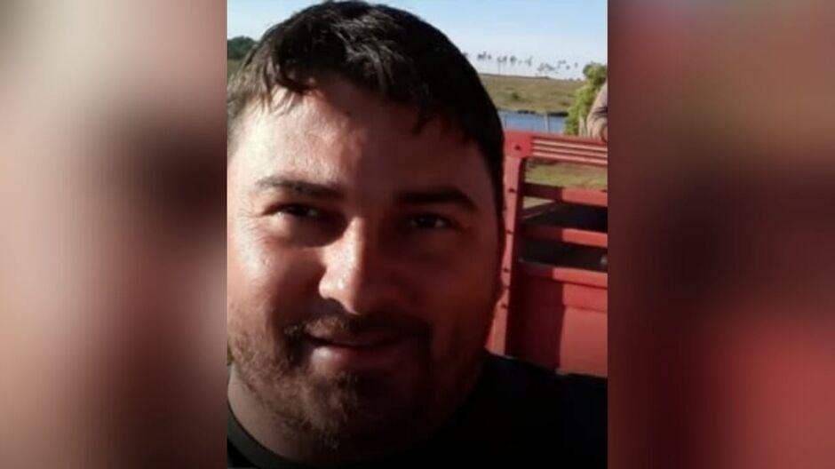 Identificado motociclista que morreu ao bater em caçamba em Água Clara  