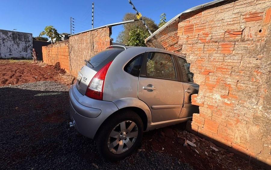 Idosa sofre mal súbito enquanto dirigia e derruba muro de academia em Nova Andradina-MS Idosa sofre mal súbito enquanto dirigia e derruba muro de academia em Nova Andradina-MS