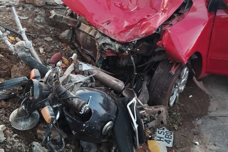 Morre motociclista arrastada por carro em cruzamento de Corumbá-MS