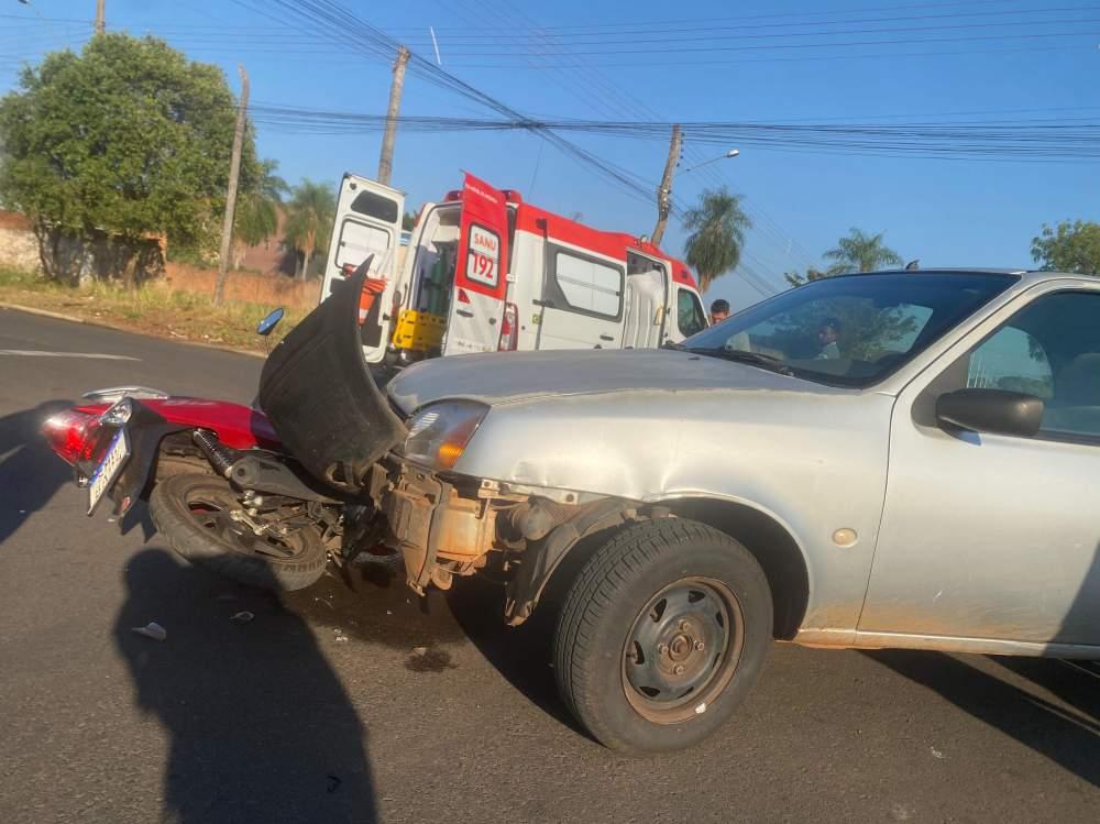  Moto e carro colidem em cruzamento de Três Lagoas após motorista ser ofuscado pelo sol