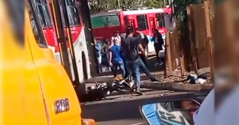 Moto para debaixo de roda de ônibus durante acidente em Campo Grande  