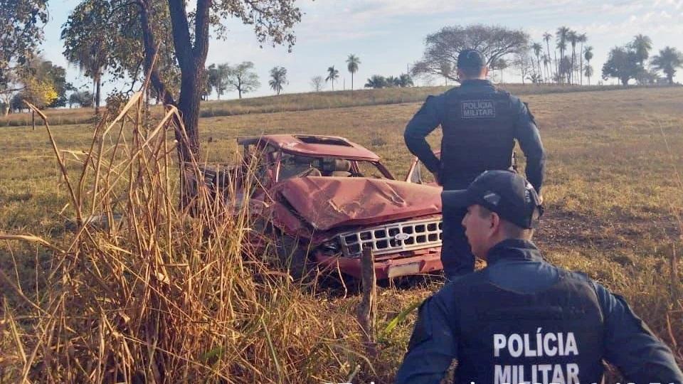Motorista bêbado bate em barranco e capota caminhonete em Rio Negro-MS