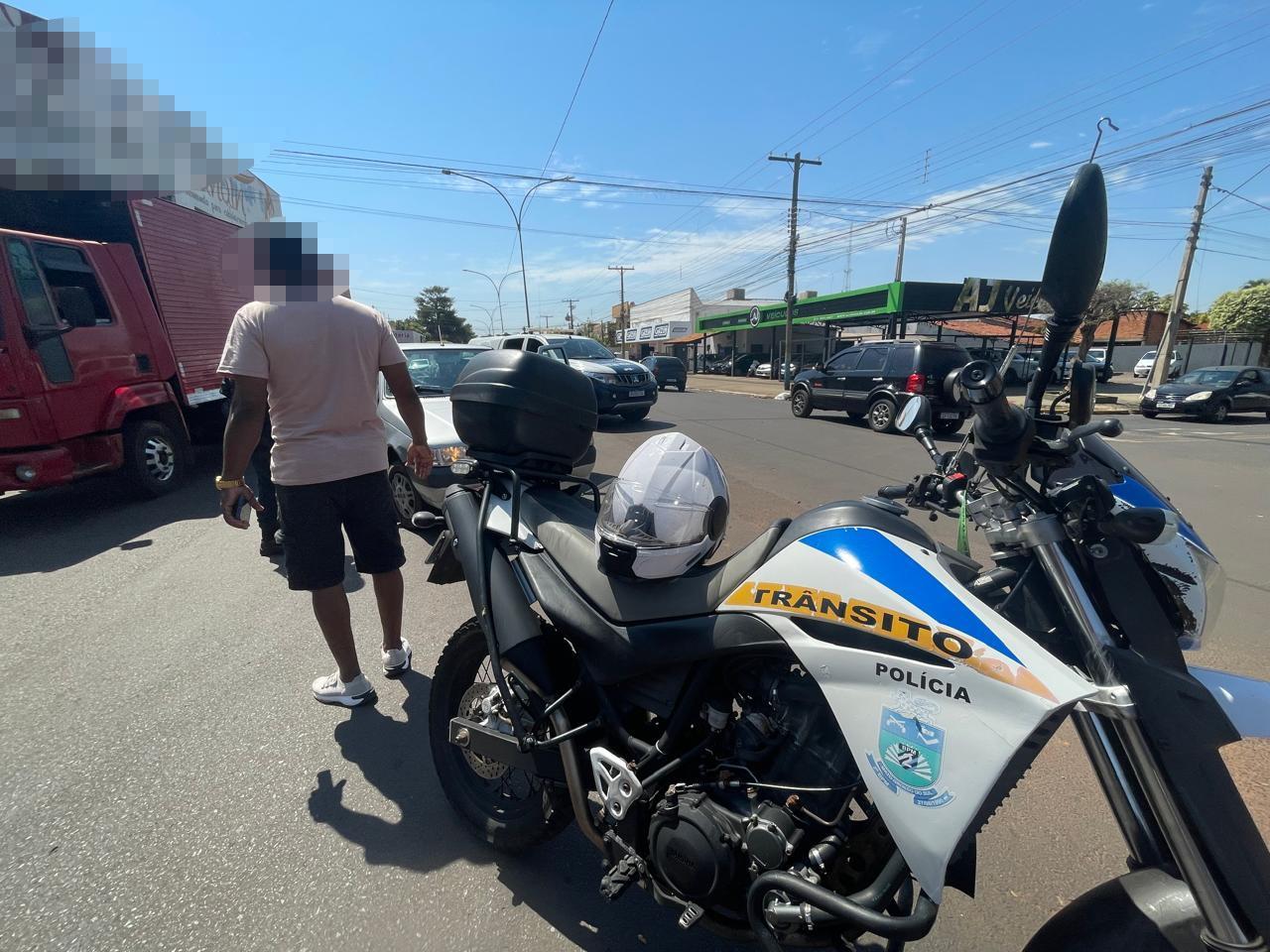 Motorista de Inocência-MS se envolve em acidente ao tentar acessar rua no bairro Santos Dumont em Três Lagoas