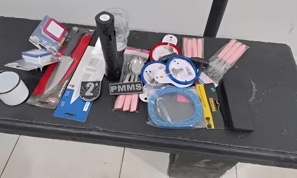 Mulher que tentou furtar lanterna, copos, velas e até facas de loja no centro de Três Lagoas acaba presa 