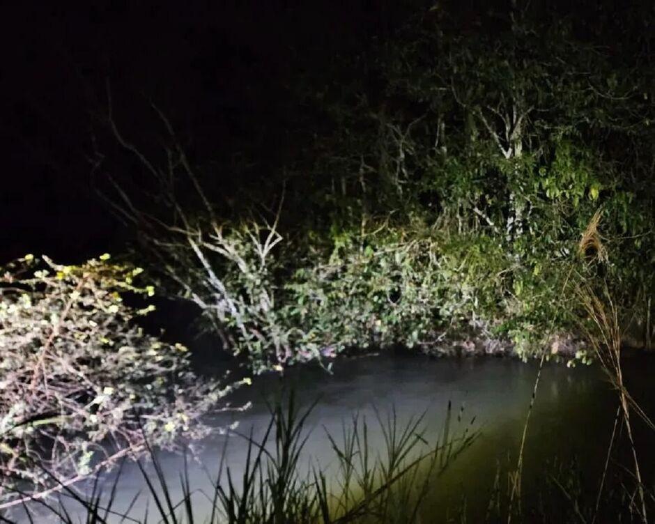 Peão é encontrado morto com perfuração no peito no Rio Quiterói, em Anaurilândia-MS