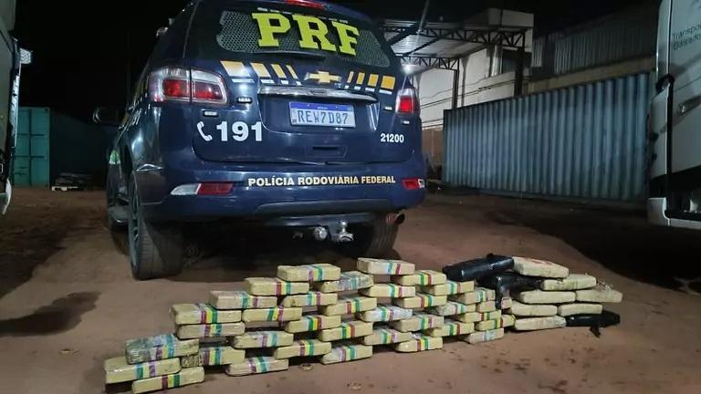 PRF descobre 35 kg de cocaína e 12 kg de maconha escondidos em pneus de caminhão