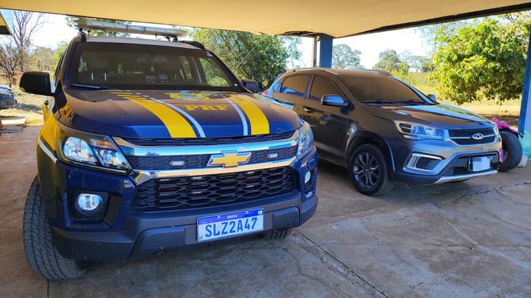 PRF recupera carro furtado na BR-262; condutora viajava com menor e diz ter comprado veículo em garagem