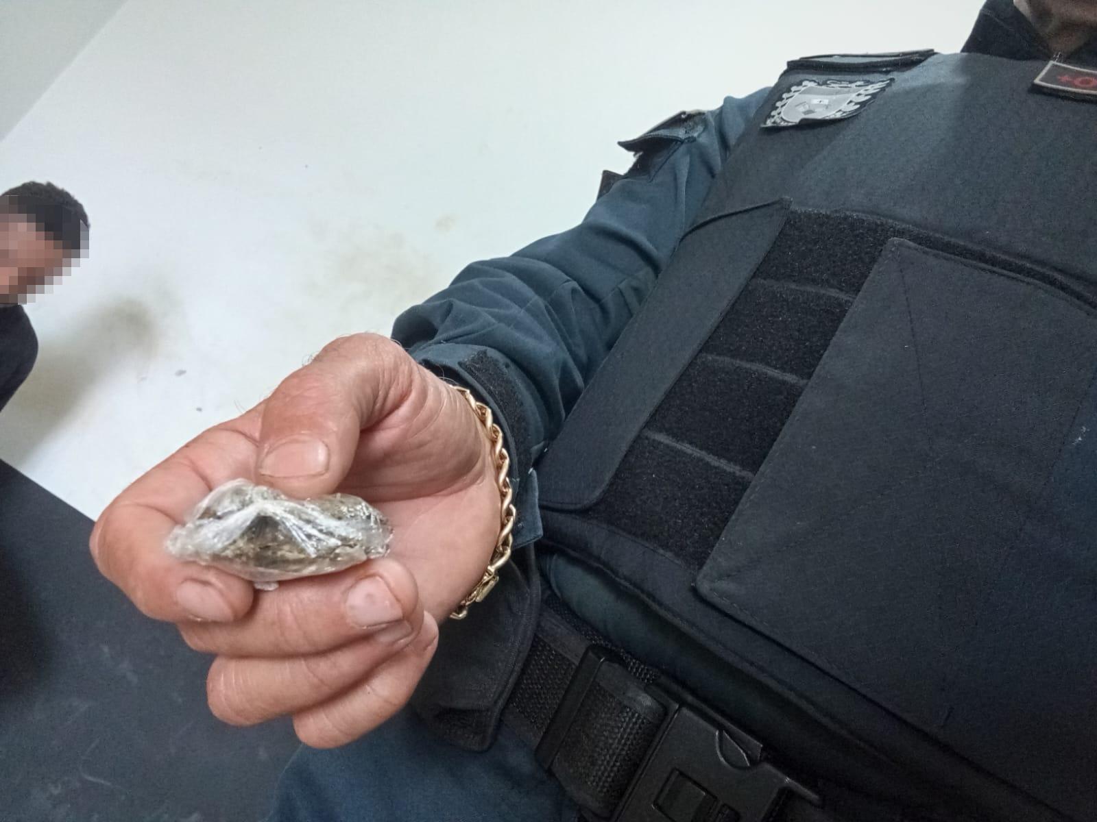 Som alto no “Novo Oeste” termina em prisão: Procurado é flagrado com droga e mandado de prisão em aberto 
