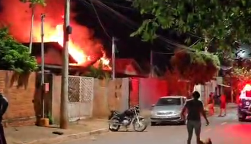 Tragédia em Inocência: Idosa morre em incêndio e vídeo gravado por morador mostra momento das chamas