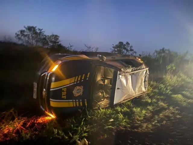 Viatura da Polícia Rodoviária Federal capota durante perseguição na BR-267