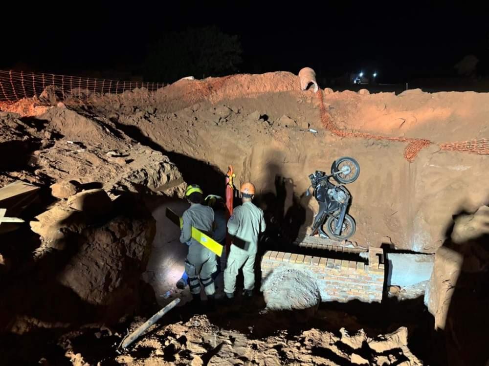 Motociclista que cai em vala de obra em Três Lagoas é socorrido pelos bombeiros Motociclista que cai em vala de obra em Três Lagoas é socorrido pelos bombeiros