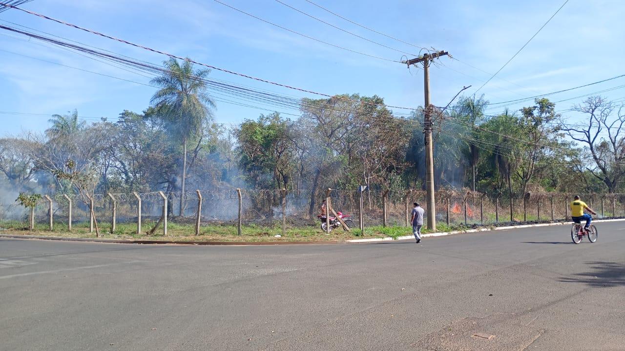 Incêndio atinge vegetação no Círculo Militar e é controlado pelos bombeiros Incêndio atinge vegetação no Círculo Militar e é controlado pelos bombeiros