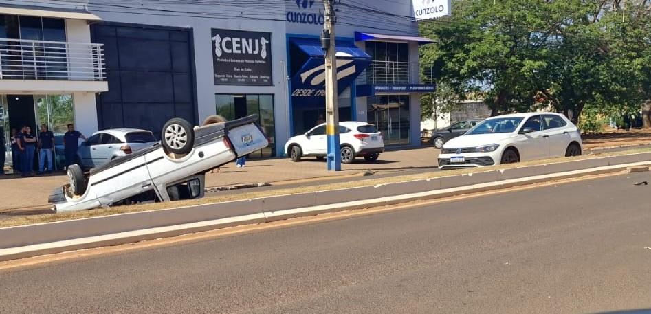 Saveiro capota e interdita Avenida Clodoaldo Garcia em Três Lagoas Saveiro capota e interdita Avenida Clodoaldo Garcia em Três Lagoas