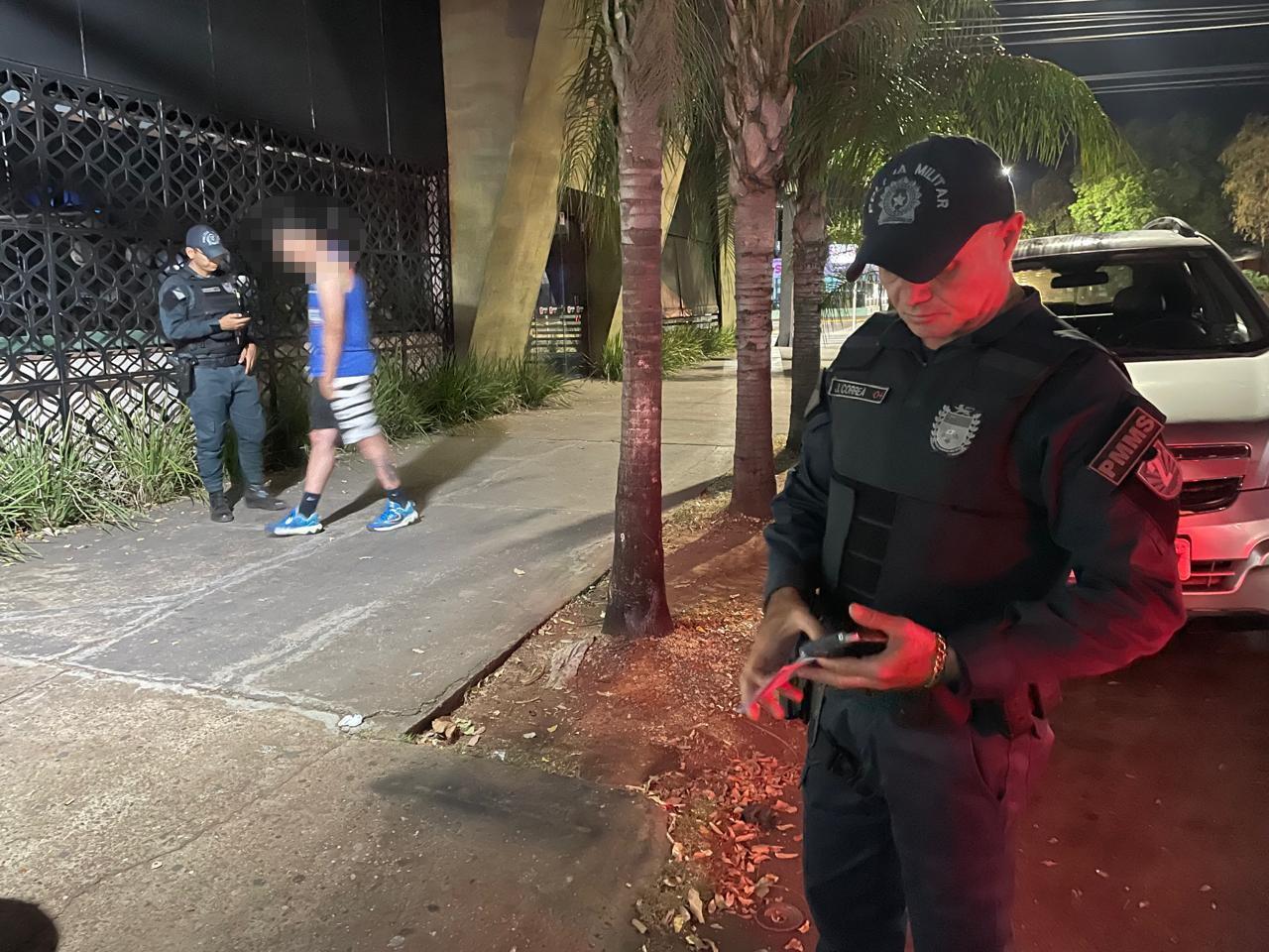 PM de Três Lagoas recupera GM Captiva com placas de Cassilândia e detém jovem por receptação na frente de conveniência PM de Três Lagoas recupera GM Captiva com placas de Cassilândia e detém jovem por receptação na frente de conveniência