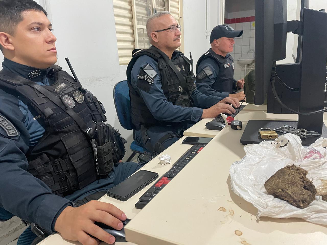 Mulher tira até um “cochilo” ao lado de amiga após serem detidas com droga no bairro Guanabara, em Três Lagoas Mulher tira até um “cochilo” ao lado de amiga após serem detidas com droga no bairro Guanabara, em Três Lagoas