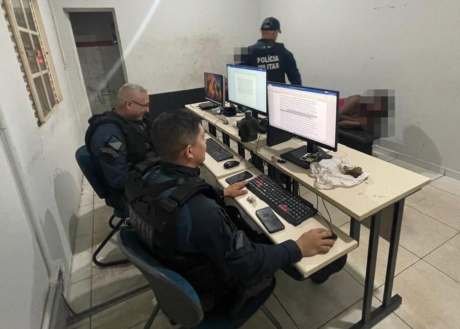 Mulher tira até um “cochilo” ao lado de amiga após serem detidas com droga no bairro Guanabara, em Três Lagoas Mulher tira até um “cochilo” ao lado de amiga após serem detidas com droga no bairro Guanabara, em Três Lagoas