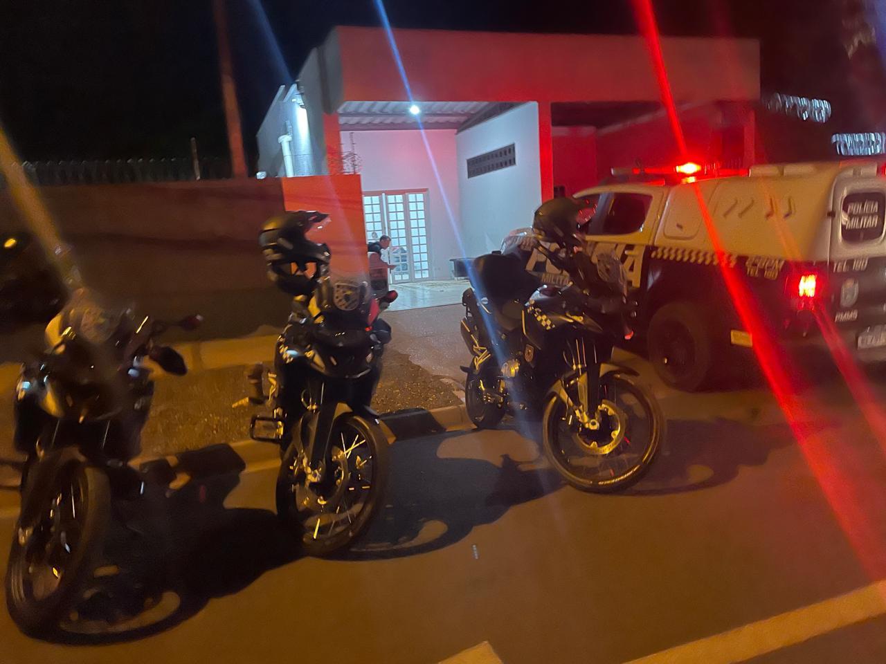 Mulher tira até um “cochilo” ao lado de amiga após serem detidas com droga no bairro Guanabara, em Três Lagoas Mulher tira até um “cochilo” ao lado de amiga após serem detidas com droga no bairro Guanabara, em Três Lagoas