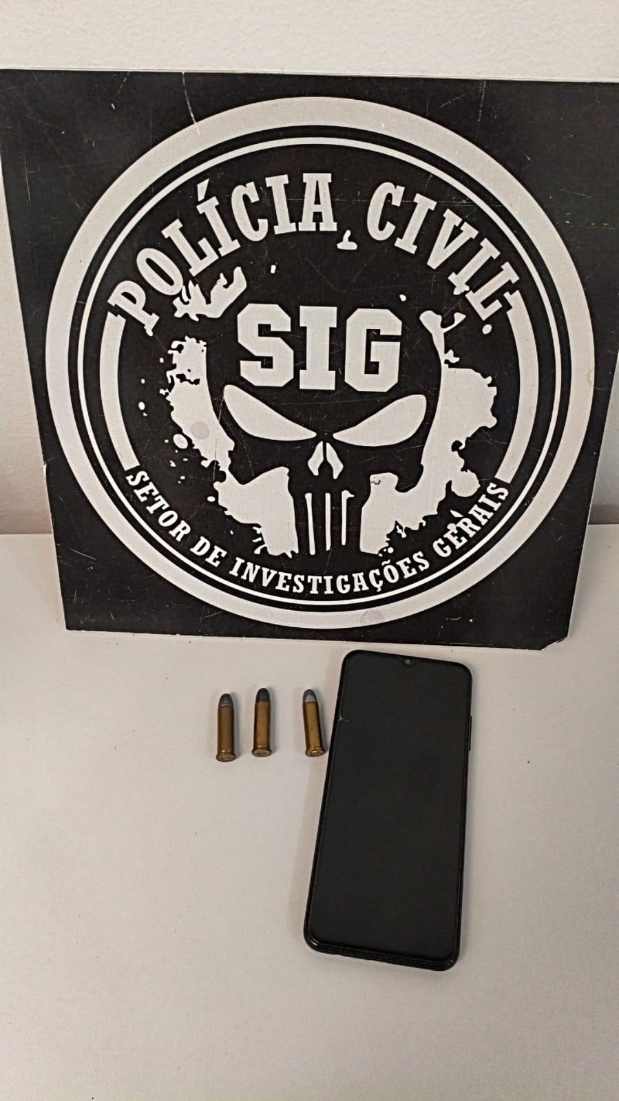 Munição e celular que foram vendidos por “nóias” a suposto traficante são apreendidos; uma pessoa foi presa 