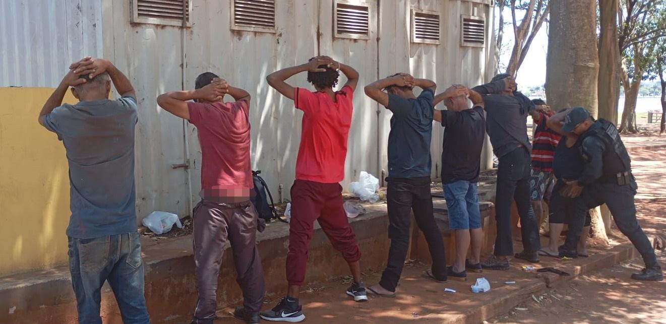  PM flagra morador de rua dormindo em cima de banheiro da Lagoa Maior e aborda várias pessoas em situação de rua 