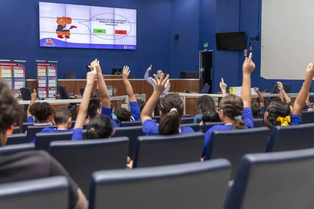 Alunos conhecem a Câmara Municipal de Três Lagoas e aprendem sobre política