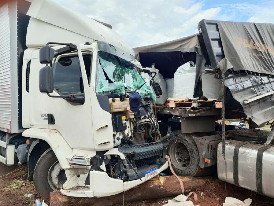 Batida entre carreta e caminhão deixa motorista preso às ferragens na MS-040 