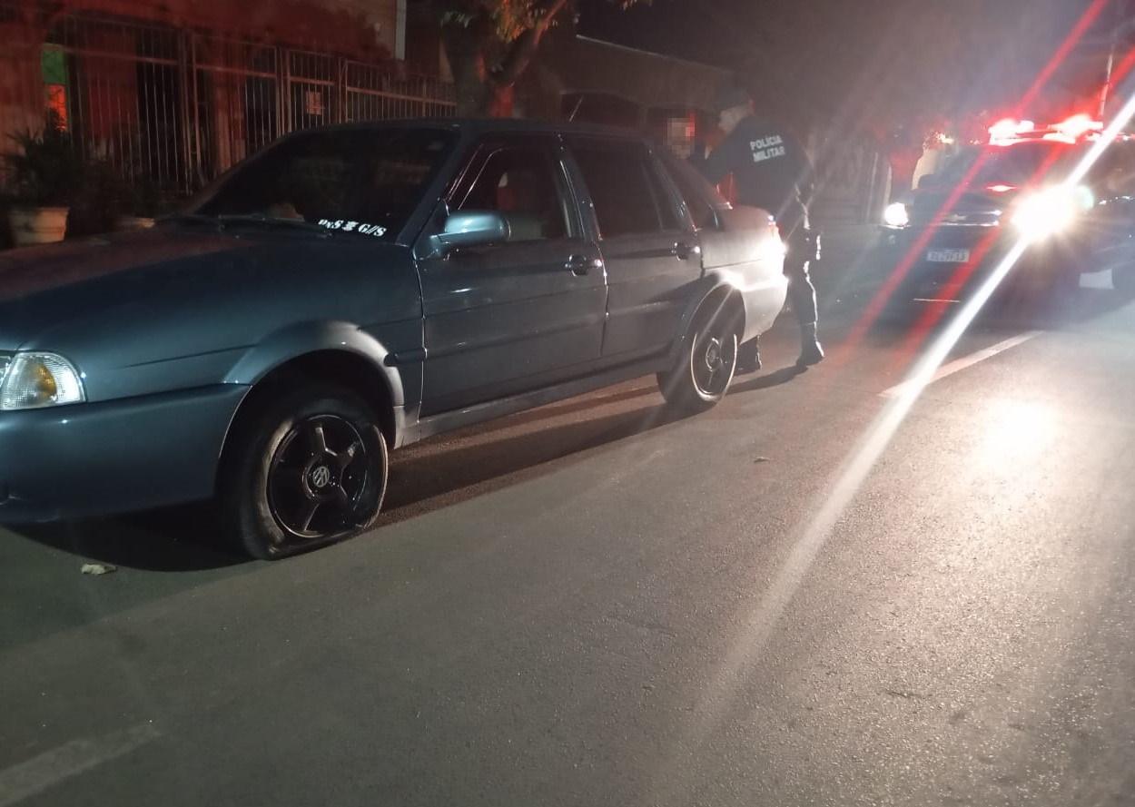  Bebedeira não deu certo: homem sai de bar, bate em sarjeta e acaba preso por embriaguez ao volante em Três Lagoas