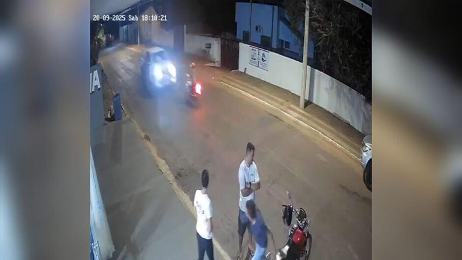 Câmera registra batida frontal que matou motociclista em avenida de Coxim