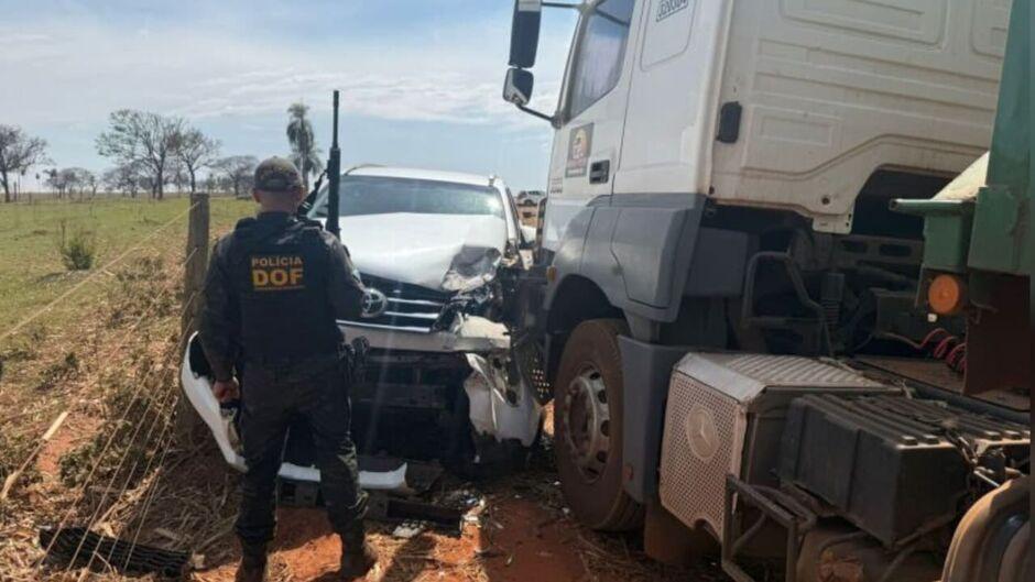 Caminhonete carregada de maconha bate em carreta ao tentar fugir da polícia em Itaquiraí 