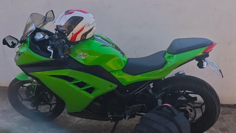 Mulher tem arma apontada na cabeça e Kawasaki Ninja é levada por assaltantes uniformizados em Três Lagoas
