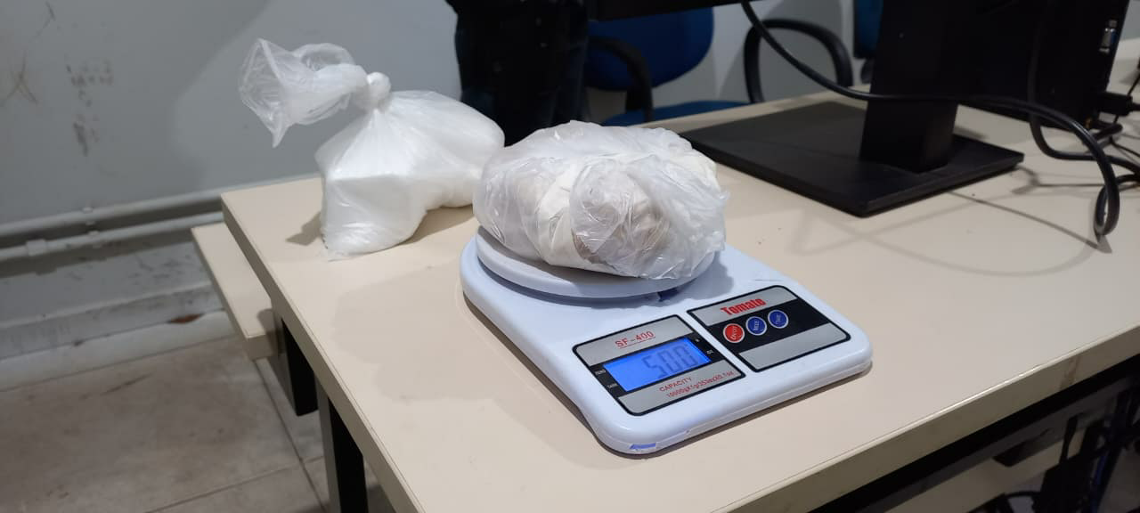 Casal tenta levar quase 1 kg de drogas a SP em corrida de aplicativo, mas acabam presos em flagrante em Três Lagoas