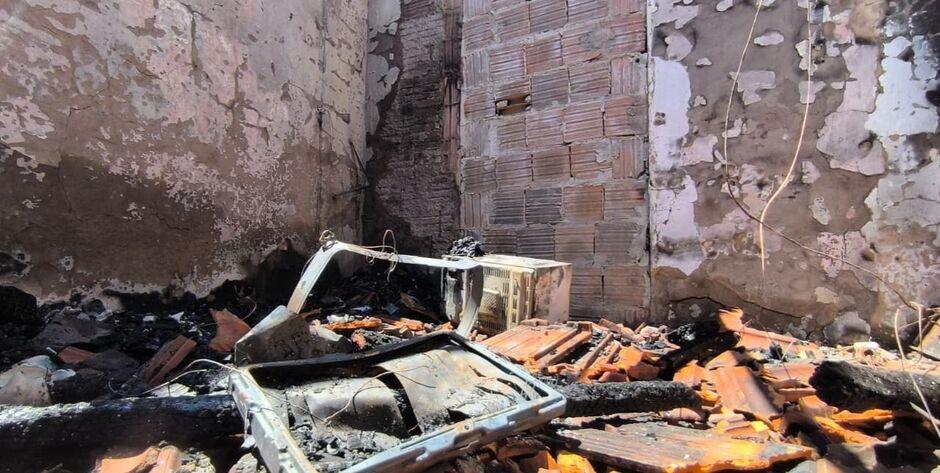 Curto-circuito no micro-ondas causa incêndio e destrói casa em Campo Grande  