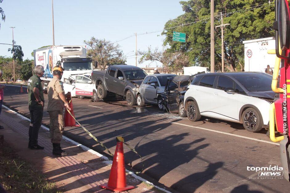 Engavetamento entre nove veículos deixa dois em estado grave em Campo Grande
