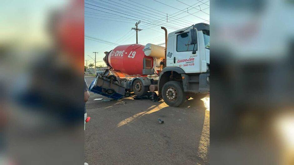 Jovem sobrevive após moto ser esmagada por caminhão em Rio Brilhante 
