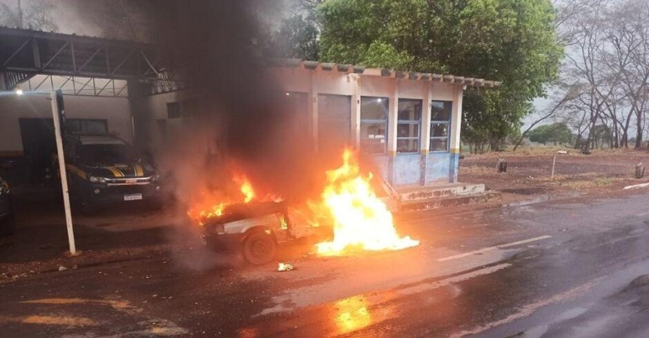 Jovens ateiam fogo após terem carro irregular apreendido pela PRF, em Ivinhema  