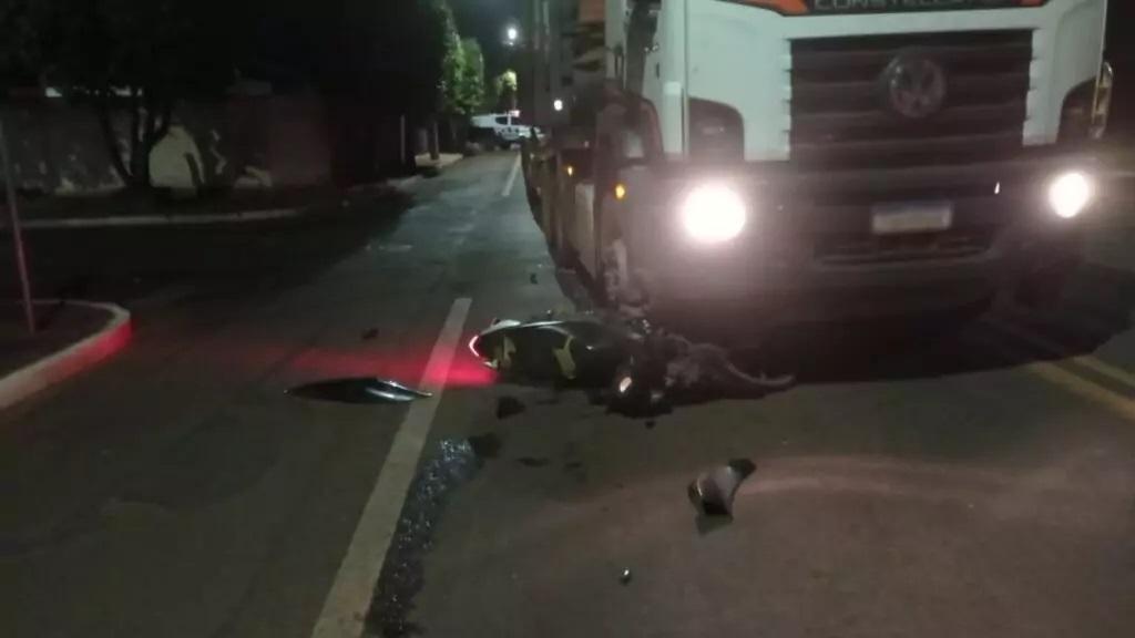 Moto vai parar embaixo de caminhão em acidente na BR 158