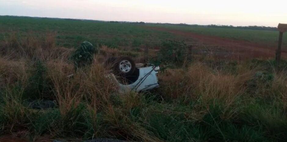 Motorista escapa ileso após capotar caminhonete na MS-297, em Dourados  