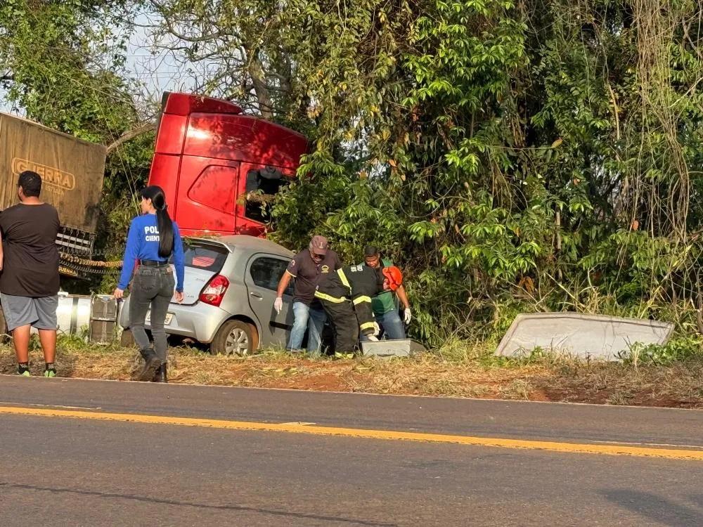 Motorista morre e mulher fica ferida em acidente entre carro e carreta na BR-267, em Bataguassu
