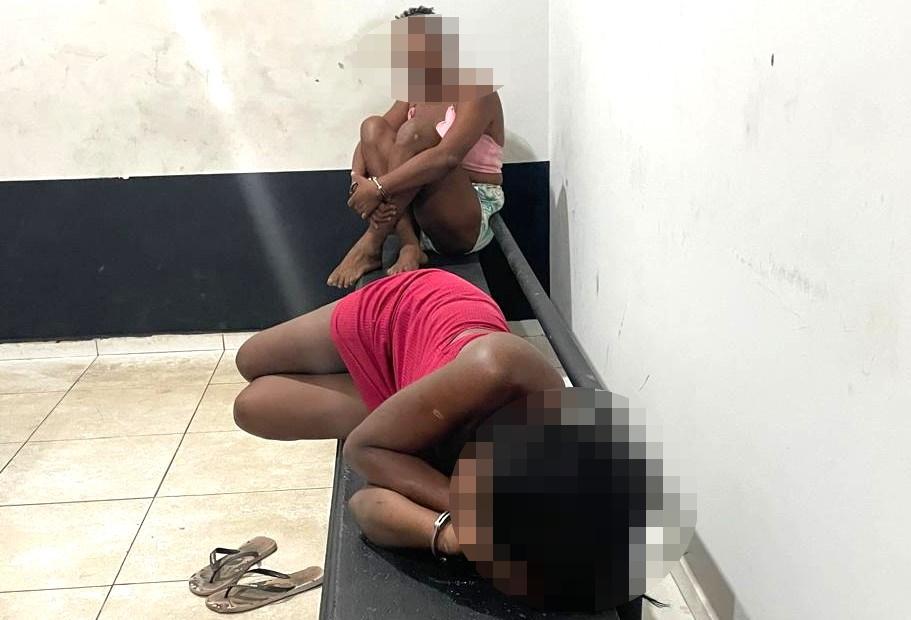 Mulher tira até um “cochilo” ao lado de amiga após serem detidas com droga no bairro Guanabara, em Três Lagoas