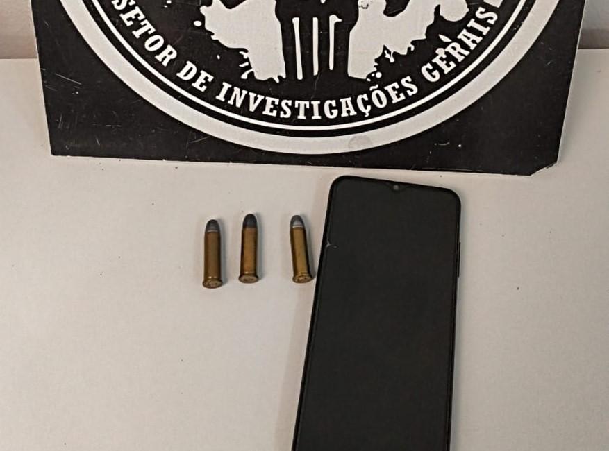 Munição e celular que foram vendidos por “nóias” a suposto traficante são apreendidos; uma pessoa foi presa 
