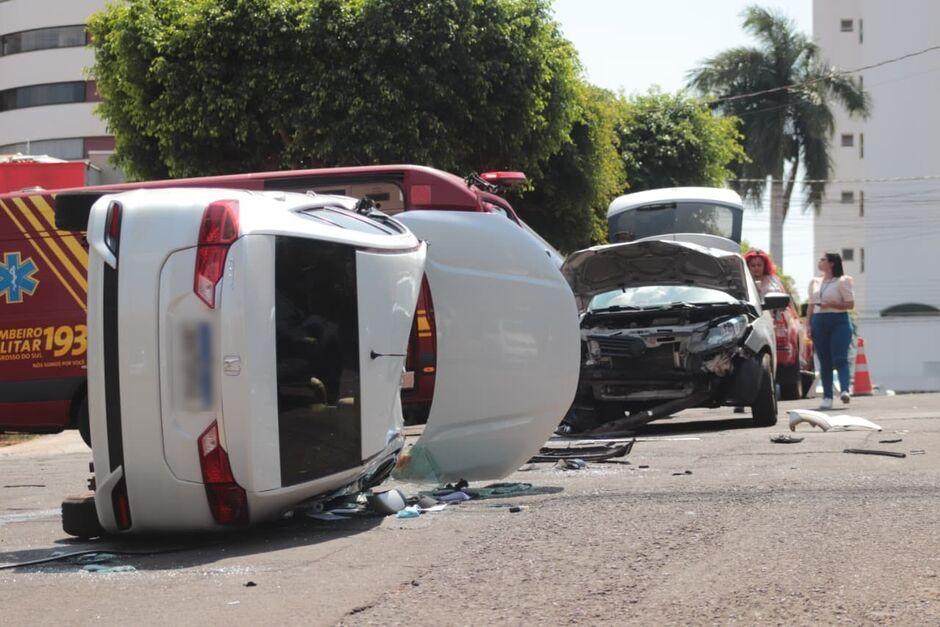 Passageira de carro tem ataque de pânico após acidente no Centro de Campo Grande  