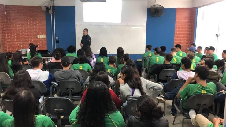 PM faz campanha em escolas e fiscaliza soltura de pipas contra uso de linha chilena em Três Lagoas