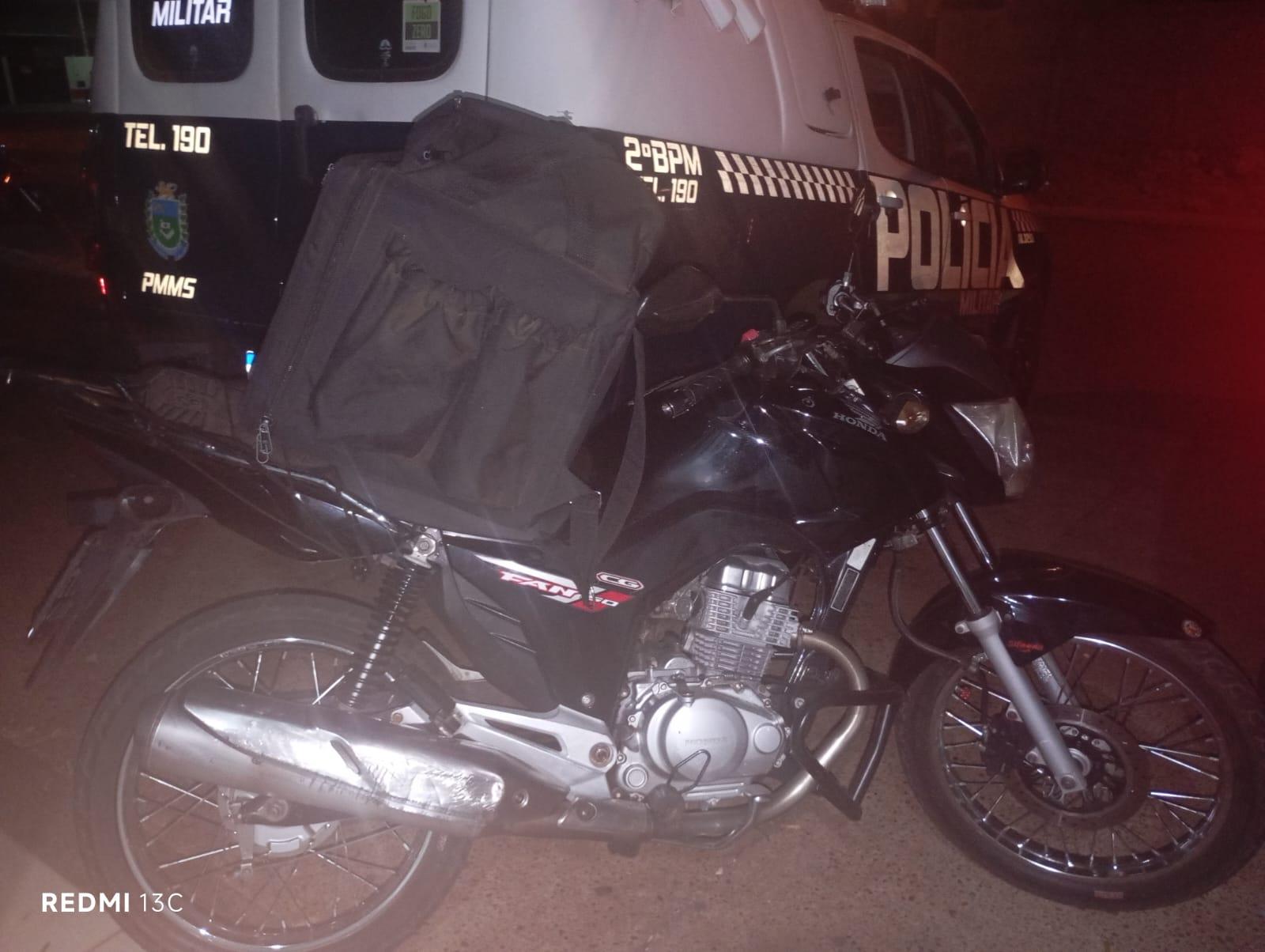  “Quis se aparecer” e levou a pior: entregador de pizza empina moto diante da PM em Três Lagoas e acaba detido
