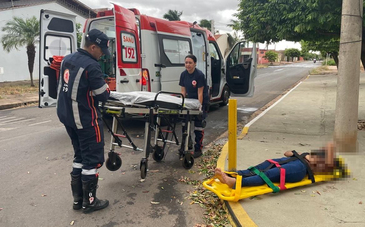 SAMU socorre jovem após queda de moto no bairro Santos Dumont II em Três Lagoas 
