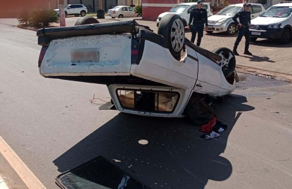 Saveiro capota e interdita Avenida Clodoaldo Garcia em Três Lagoas