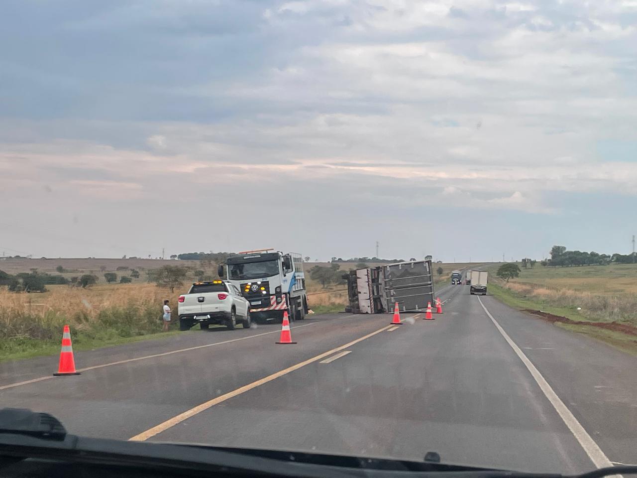 Equipe do TL Notícias flagra caminhão tombado entre Chapadão do Sul e Cassilândia; meia pista ficou interditada Equipe do TL Notícias flagra caminhão tombado entre Chapadão do Sul e Cassilândia; meia pista ficou interditada